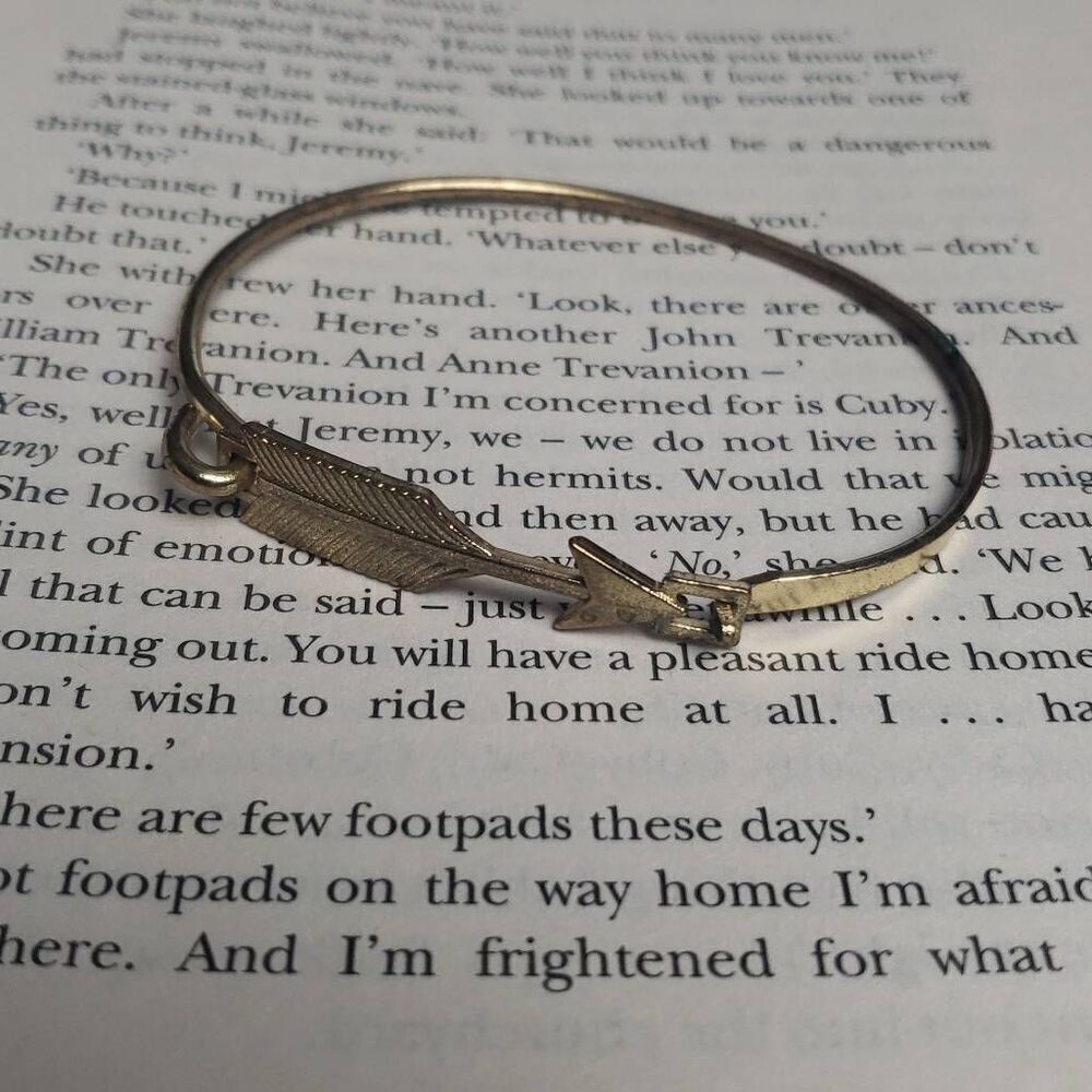 Golden Arrow Bangle Bracelet‎